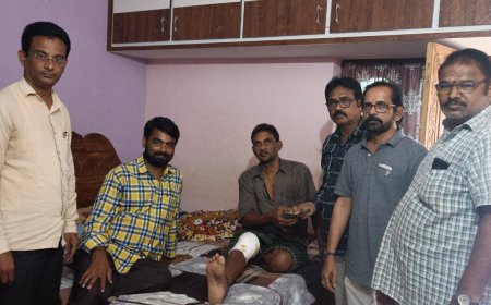 తక్షణ సహాయ కమిటీ తరపున ఫోటోగ్రాఫర్ కి ఆర్ధిక సహాయం