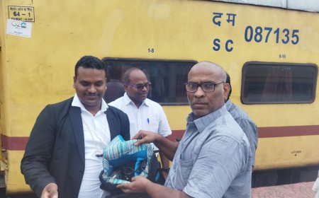 రైలులో  కెమెరా బ్యాగ్ మర్చిపోయారు