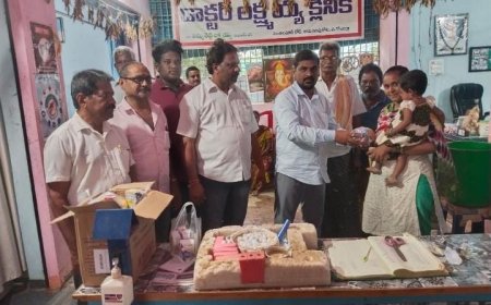ప్రపంచ ఫోటోగ్రఫీ దినోత్సవం సందర్భంగా  రోగులకు బిస్కెట్లు పళ్ళు రస్కుల ప్యాకెట్లు అందజేయడం