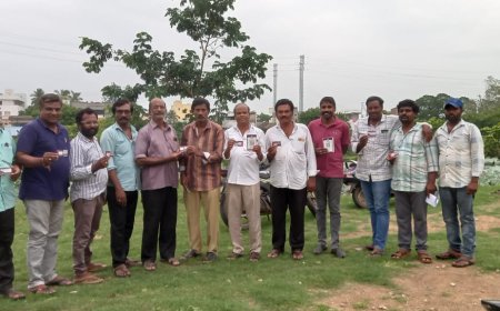 ప్రత్తిపాడు మండల అసోసియేషన్ సభ్యులు కి పోస్టల్ ఇన్సూరెన్స్