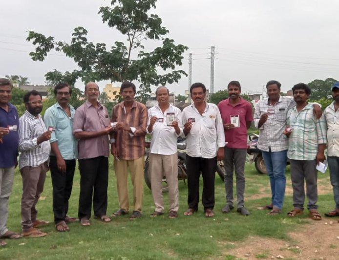 ప్రత్తిపాడు మండల అసోసియేషన్ సభ్యులు కి పోస్టల్ ఇన్సూరెన్స్