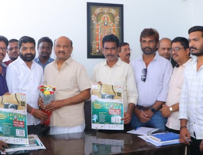 శాసనసభపతి చింతకాయల అయ్యన్నపాత్రుడు చేతులమీదుగా  ఫోటో ట్రేడ్ ఎక్స్పో పోస్టర్ ఆవిష్కరణ
