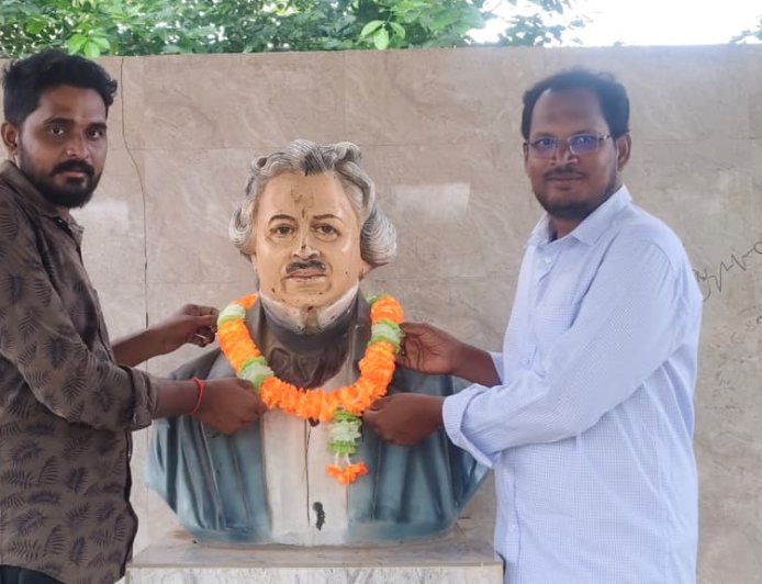 జాతీయ కెమెరా దినోత్సవం సందర్భంగా టి. నరసాపురంలో లూయిస్ డాగురే విగ్రహానికి ఘన నివాళి